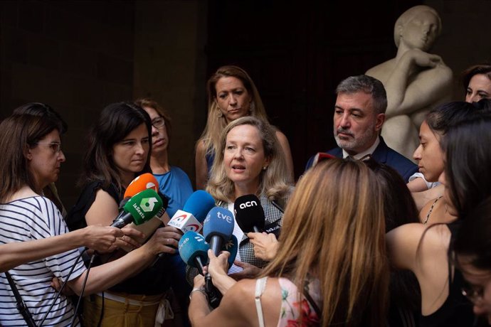 La vicepresidenta primera del Gobierno, Nadia Calviño, ofrece declaraciones a los medios de comunicación tras asistir a la reunión del patronato del Mobile World Capital, en el Ayuntamiento, a 13 de junio de 2022, en Barcelona, Cataluña (España). El Mob