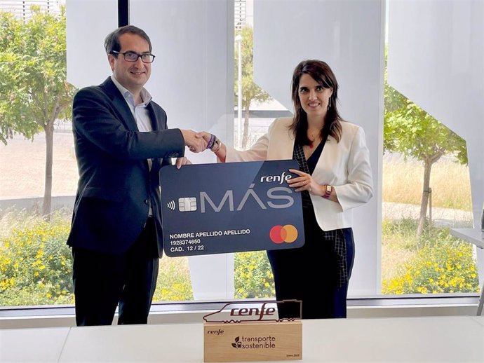 La directora general de Renfe Viajeros, Sonia Araujo, y el director de BBVA en España, Peio Belausteguigoitia, durante la firma para lanzar una tarjeta de crédito asociada al programa de fidelización Más Renfe