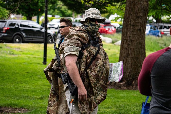 Un miembro del ultraderechista Frente Patriota.
