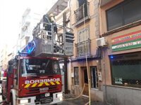 Un incendio sin heridos deja totalmente calcinada una casa en el centro de Almería