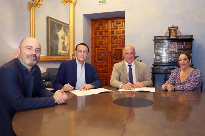 El presidente de la Diputación de Córdoba, Antonio Ruiz (segundo por la dcha.), en la firma con el rector de la UCO, José Carlos Gómez Villamandos (tercero).