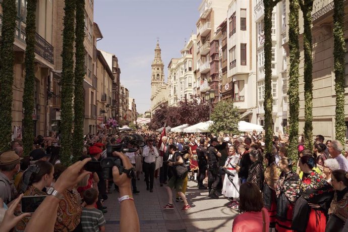 Una multitud de personas asisten a la procesión del patrón de Logroño, San Bernabé, a 11 de junio de 2022, en Logroño,
