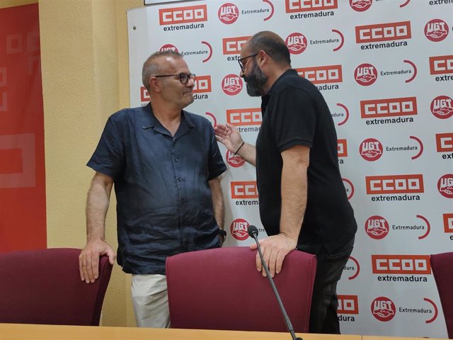 El secretario general de FICA-UGT Extremadura, Ricardo Salaya, y el secretario general de CCOO de Industria de Extremadura, Satu Lagar, dialogan antes de iniciar la rueda de prensa.