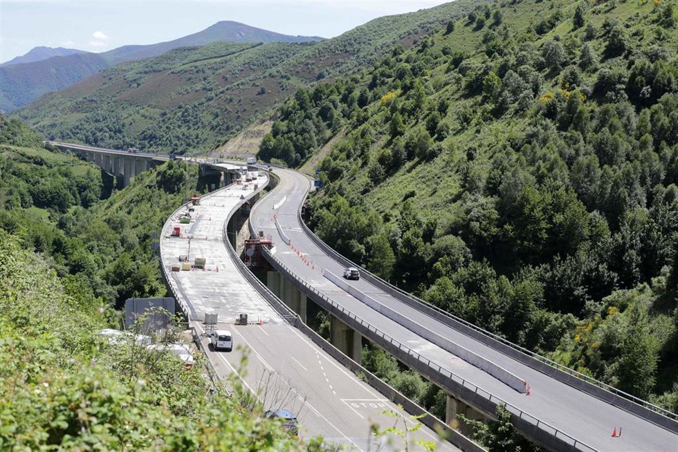 Vista general del puente del que se ha desprendido una parte, a 7 de junio de 2022, en Vega de Varcarce, León, Castilla y León  (España).   