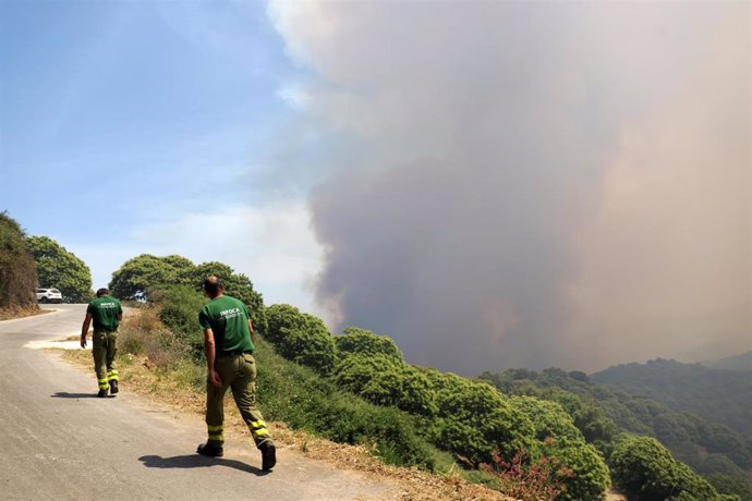 Incendio forestal del Pujerra a 09 de junio del 2022 en Pujerra (Málaga, Andalucía, España). Unos 1.000 efectivos de distintos organismos trabajarán durante la jornada de este jueves en las labores de extinción, seguridad y coordinación en el incendio, 