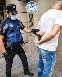 Detenido un hombre por rajar con una cuchilla a su expareja en una vivienda en Butarque