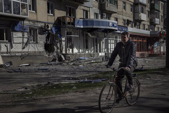Archivo - Un home amb bicicleta a Severodonetsk, a l'est d'Ucraïna