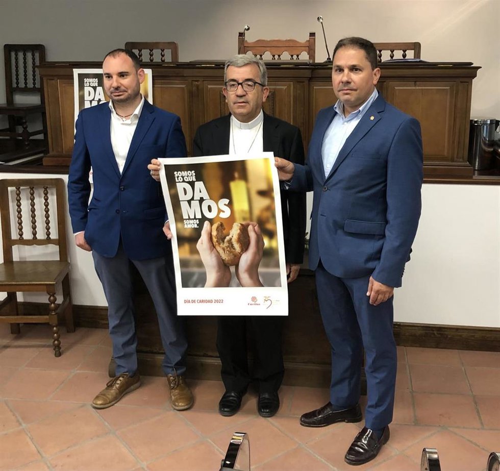 De izquierda a derecha: José Colinas, Luis Argüello y Guenther Eduardo Boelhoff presentan la Memoria de Cáritas 2021