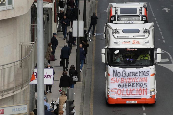 Archivo - Unha fila de camións entran no centro de Lugo pola Avenida dá Coruña, nunha marcha lenta que saíu desde o polígono das Gándaras para pasar por varias localizacións do centro da cidade, durante o noveno día de paro nacional de transportistas, a