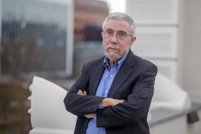 Archivo - El economista estadounidense Paul Krugman, posa tras su entrevista con Europa Press en una imagen de archivo