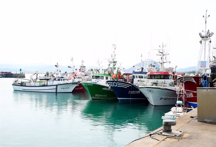 Archivo - Barcos amarrados en el puerto de Santoña, a 25 de marzo de 2022, en Santoña, Cantabria (España). Los pescadores de cerco del Cantábrico han decidido que saldrán a faenar el próximo 28 de marzo, en vista de que el resto de flotas siguen en la ma