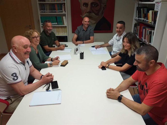 El secretario general de la Agrupación Socialista de Gijón, José Ramón García (en el centro), durante la reunión con responsables del sindicato USO., en la Casa del Pueblo (Gijón)