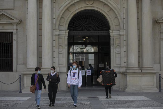 Archivo - Varios estudiantes en una de las entradas del edificio del Rectorado de la Universidad de Sevilla, durante el inicio del curso universitario, foto de archivo