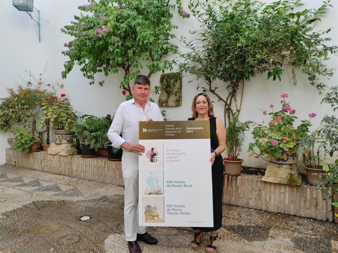 La delegada de Cultura de la Diputación de Córdoba, Salud Navajas, y el presidente del Grupo Almuzara, Manuel Pimentel.