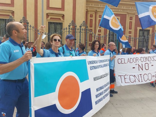 Al grito de "mismas funciones, mismas condiciones", más de 150 médicos andaluces miembros de los Dispositivos de Apoyo (DA) se han vuelto a concentrar este lunes ante el Palacio de San Telmo.