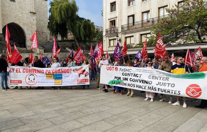 Protesta del sector cántabro del 'contact center' por un convenio "digno" en Santander