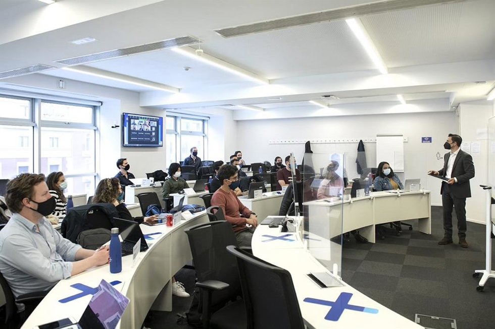 Archivo - Clase impartida dentro del IE Business School con las correspondientes medidas anti-covid