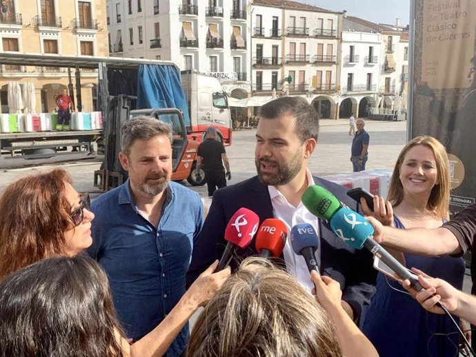El alcalde de Caceres, Luis Salaya, atiende a los medios
