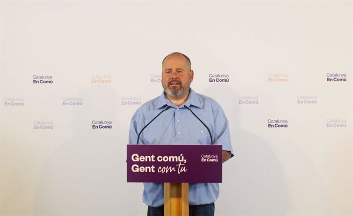 El portaveu dels comuns i diputat al Congrés, Joan Mena, en la roda de premsa