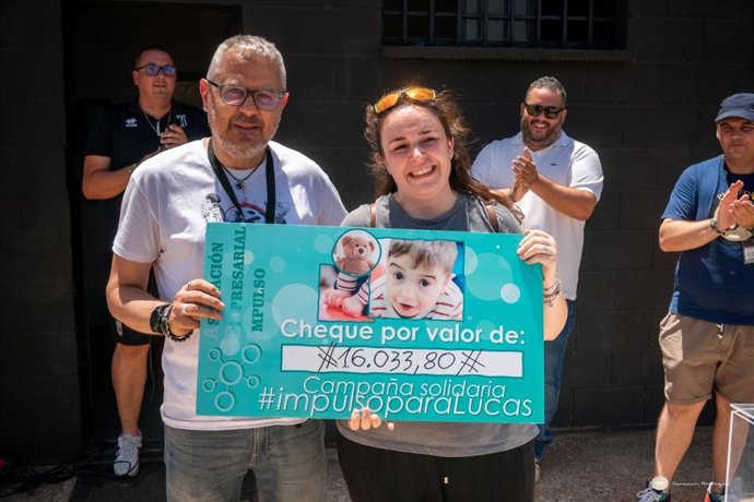 La Asociación Impulso entrega un cheque a la madre de un niño con enfermedad rara