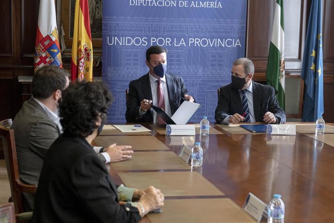 Archivo - El presidente de la Diputación de Almería participa en un encuentro.