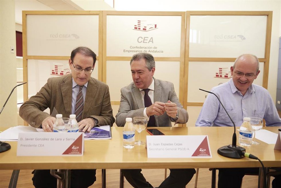 El candidato del PSOE a la presidencia de la Junta de Andalucía, Juan Espadas, (2d) junto a el presidente de la CEA, Javier Gonzalez de Lara, (i) durante la participación en una mesa de trabajo de empresarios andaluces en la CEA en la Confederación de E