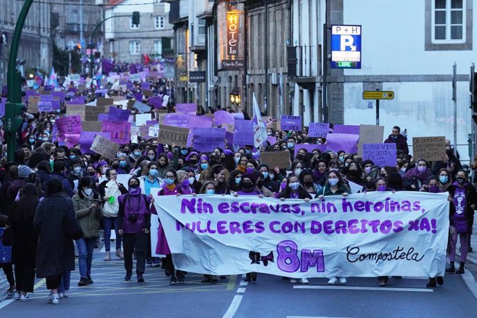 Archivo - Un grupo de personas en una manifestación por el 8M, Día Internacional de la Mujer, a 8 de marzo de 2022, en Santiago de Compostela, A Coruña.