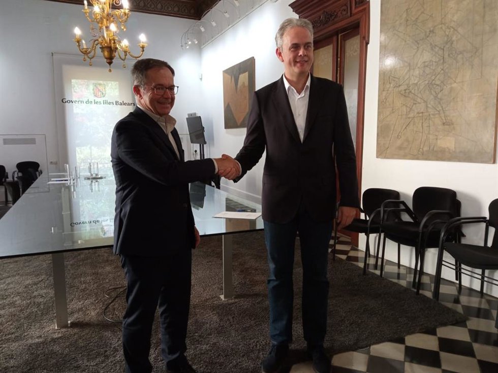 El conseller de Movilidad y Vivienda, Josep Marí (i), y el vicepresidente de la Generalitat Valenciana y conseller de Vivienda y Arquitectura Bioclimática, Héctor Illueca (d).