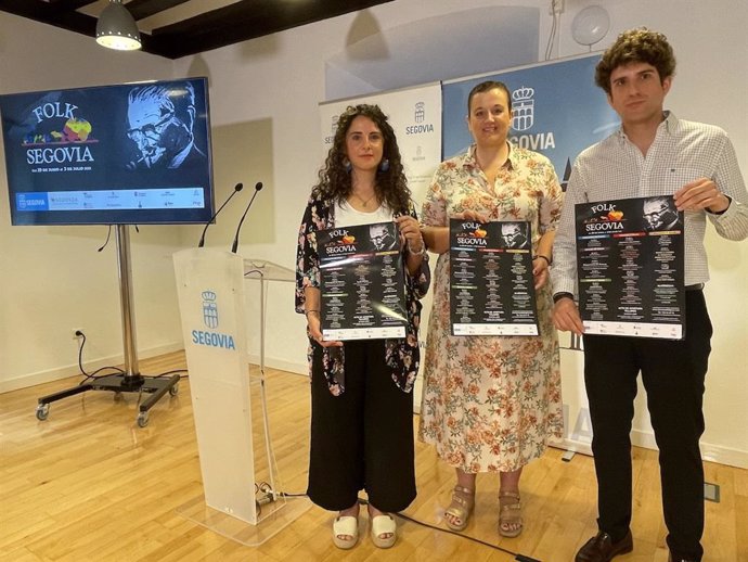 La alcaldesa de Segovia, Clara Martín; el concejal de Cultura, Alberto Espina; y la directora de Folk Segovia, Cristina Ortiz.