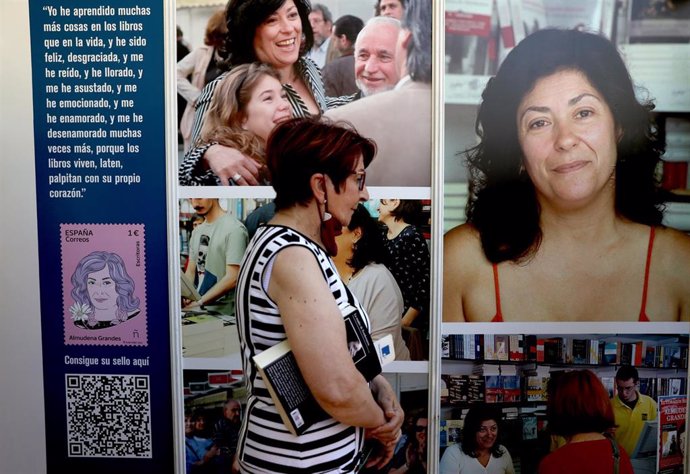 Una mujer asiste a un homenaje a la escritora Almudena Grandes, en la Caseta Madroño de la Feria del Libro 