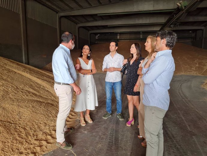 La candidata número 2 de Ciudadanos (Cs) por Sevilla a las elecciones autonómicas del 19J, Marta Bosquet, visita las instalaciones de la Cooperativa Ecijana de Servicios Agropecuarios (Coesagro).