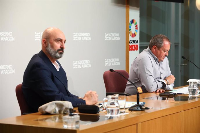 Los directores generales del Gobierno de Aragón de Economía y Cultura, Luis Lanaspa y Víctor Lucea, informan sobre nuevas medidas de apoyo al sector cultural aragonés.