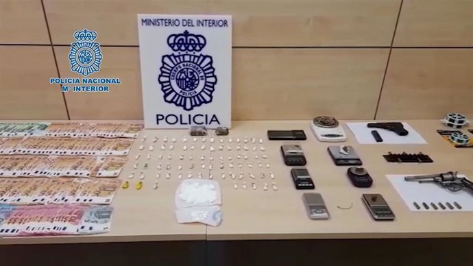 Imagwen de las sustancias estupefacientes y las armas intervenidas por la Policía Nacional