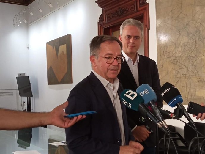 El conseller de Movilidad y Vivienda, Josep Marí, junto al vicepresidente de la Generalitat Valenciana y conseller de Vivienda y Arquitectura Bioclimática, Héctor Illueca.