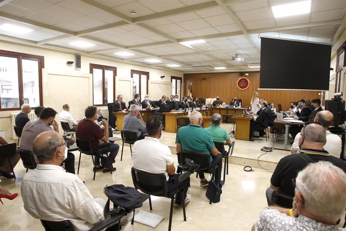 Asistentes al juicio por el caso Cusarch, en la Audiencia Provincial de Baleares.