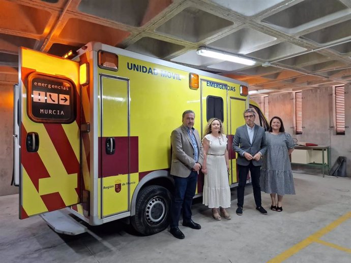 El consejero de Economía, Hacienda y Administración Digital, Luis Alberto Marín; el director general de Innovación y Formación Profesional, Juan García Iborra, y la directora general de Patrimonio, María Dolores Sánchez, en la entrega de la ambulancia