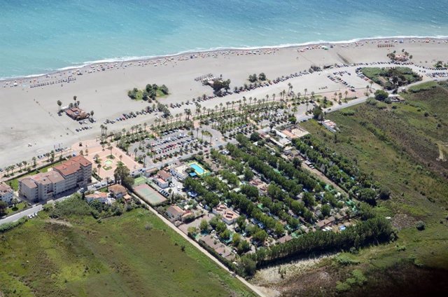 Archivo - Camping Playa de Poniente, en la Costa Tropical de Granada, en una foto de archivo.