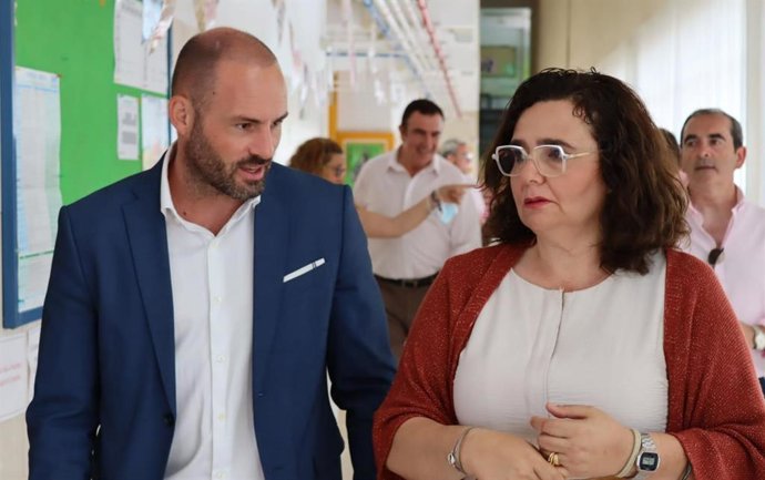 El director general de la Agencia Pública Andaluza de Educación, Manuel Cortés, y la delegada territorial de Educación y Deporte en Sevilla, María José Eslava, han visitado el Centro de Educación Infantil y Primaria (CEIP) Zawiya de Aznalcóllar.