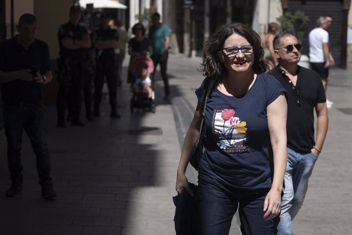 La vicepresidenta y portavoz del Consell, Mónica Oltra, a su llegada a una rueda de prensa tras el Pleno del Consell