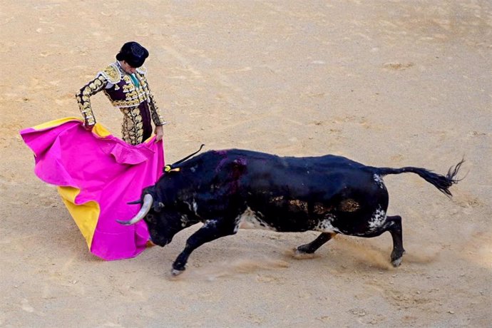 El torero José Tomas toreando con el capote en la corrida de reaparición del diestro, después de tres años retirado de los ruedos en el coso de La Alameda, donde lidia en solitario, cuatro toros de las ganaderías de Juan Pedro Domecq, Victoriano del Río