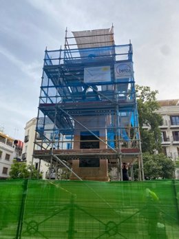 Trabajos de mantenimiento en el monumento a Daoiz de la Plaza de la Gavidia.