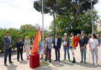 La bandera arcoíris lucirá de forma permanente en la Plaza de la Cruz Roja