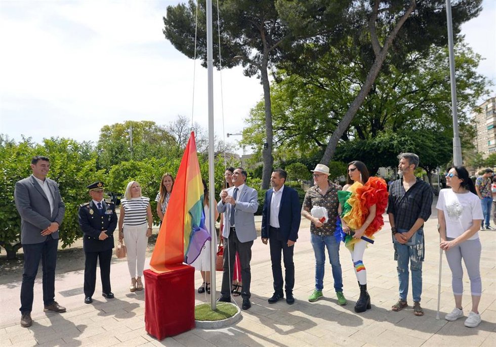 Imagen del izado de la bandera arcoíris