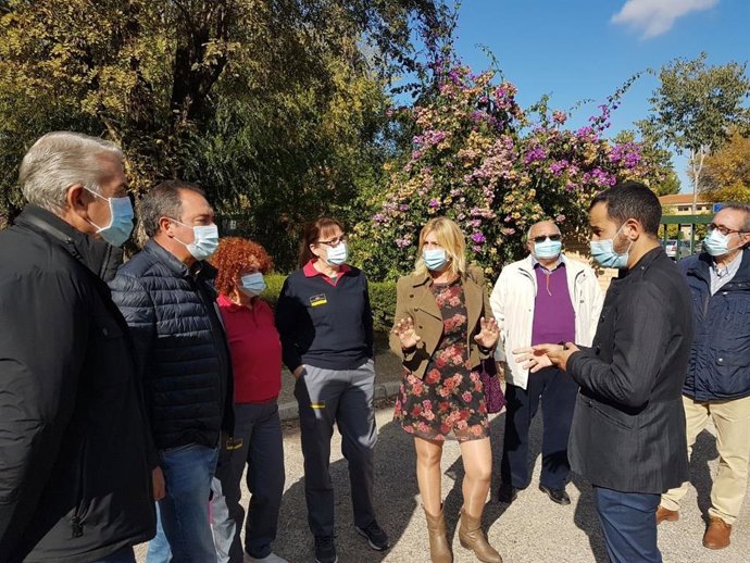 El portavoz de IU-Podemos, Daniel González Rojas, se reúne con representantes de la comunidad educativa.