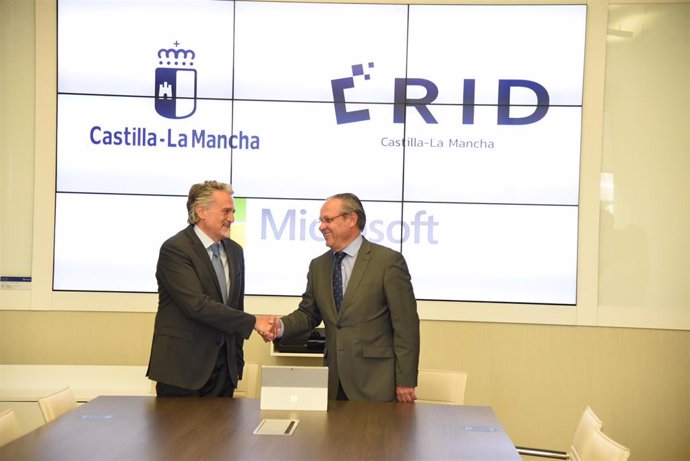 El consejero de Hacienda y Administraciones Públicas, Juan Alfonso Ruiz Molina, firma un acuerdo de colaboración con el presidente de Microsoft España, Alberto Granados, en la sede central de esta multinacional tecnológica.