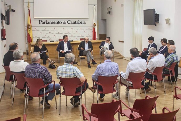 Reunión miembros del PRC con pescadores de Cantabria