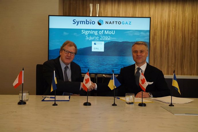 Jim Illich (left), Founder and Chairman of Symbio Infrastructure, and Yuriy Vitrenko, CEO of Naftogaz Ukraine, after signing their MoU on deliveries of low carbon LNG and green hydrogen to Ukraine on June 5, 2022 in Washington, D.C.