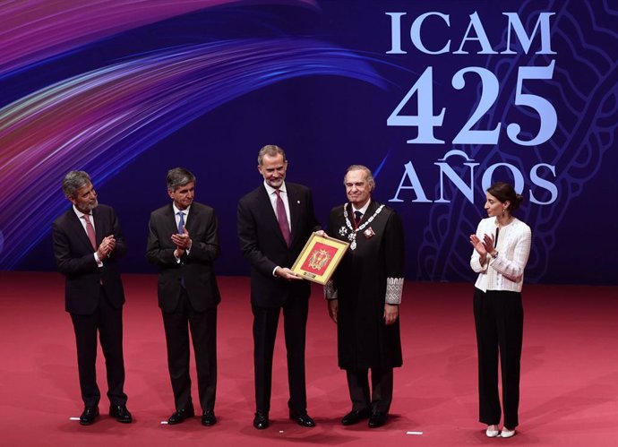 (I-D) El presidente del Tribunal Supremo (TS) y del Consejo General del Poder Judicial (CGPJ), Carlos Lesmes; el presidente del Tribunal Constitucional, Pedro González-Trevijano;  el Rey Felipe VI con la Medalla de Honor del ICAM por su 25 aniversario c