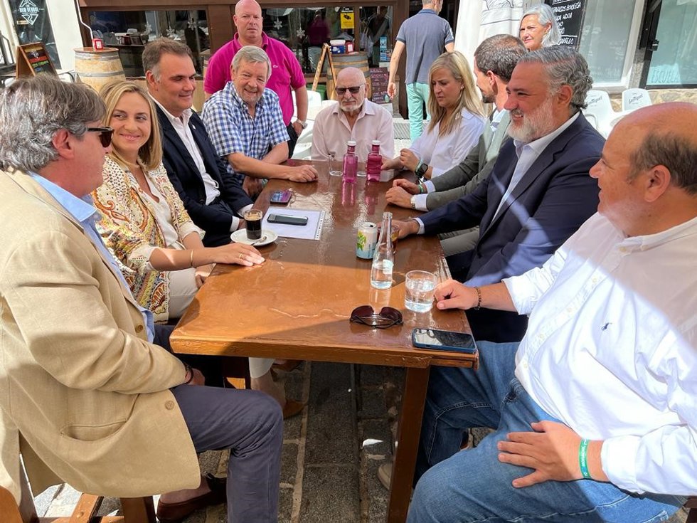 Reunión del PP con representantes de los empresarios de Sierra Nevada