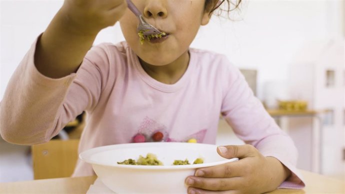 Archivo - Una niña en un comedor escolar.